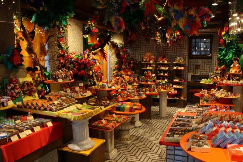 vitrine-ESCRAGNOLLES-min_candy_store_chocolate_shop_chocolate_switzerland-393515