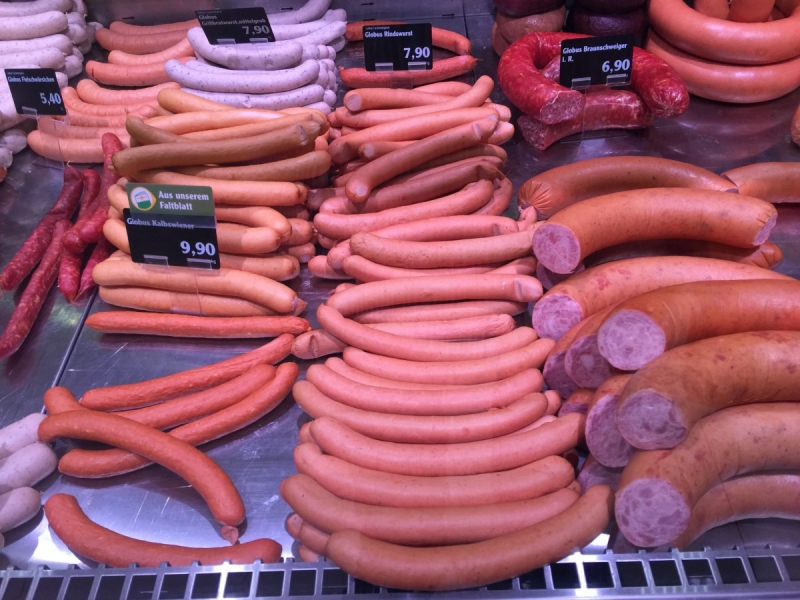 vitrine-ESCRAGNOLLES-min_sausages_meat_butchery-1069321